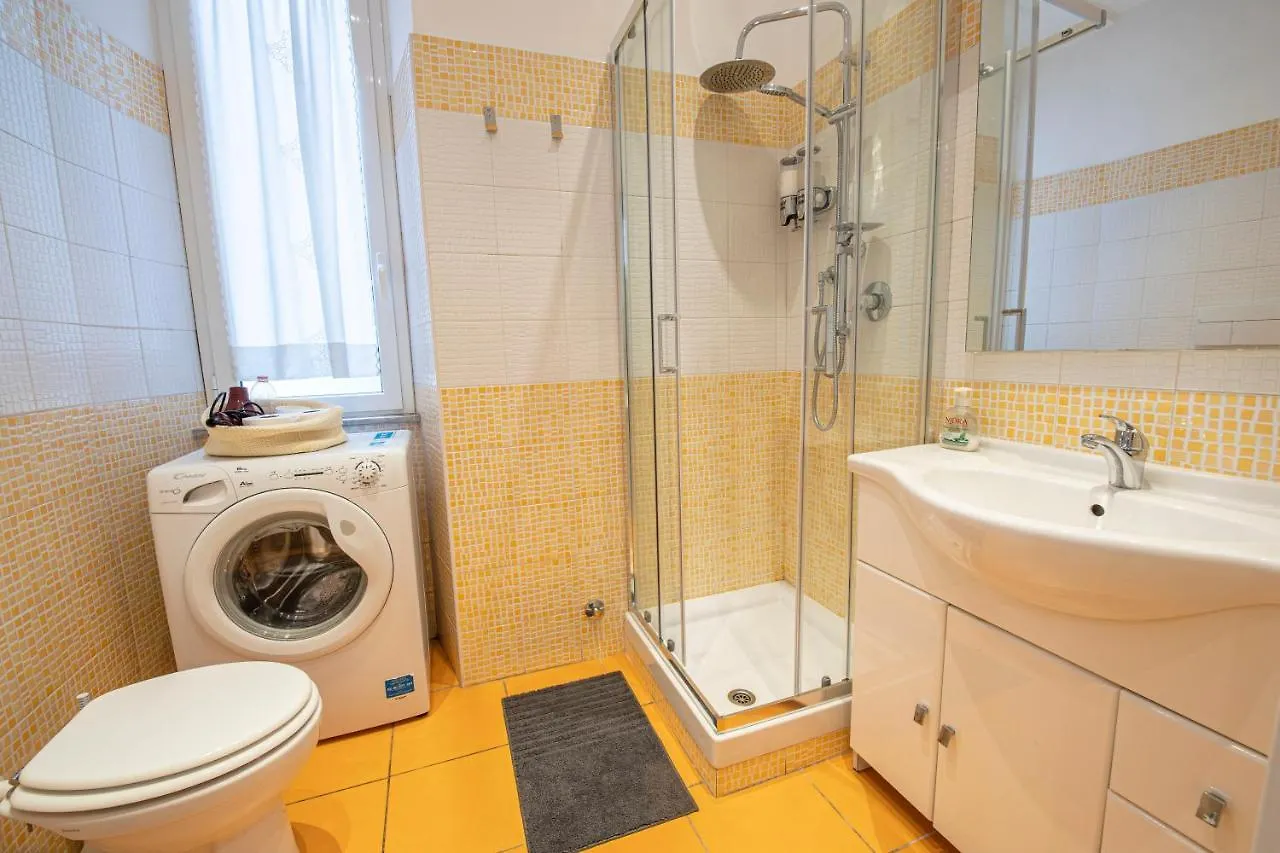 Apartment Ferienwohnung Refuge On Piazza Re Di Roma Italien